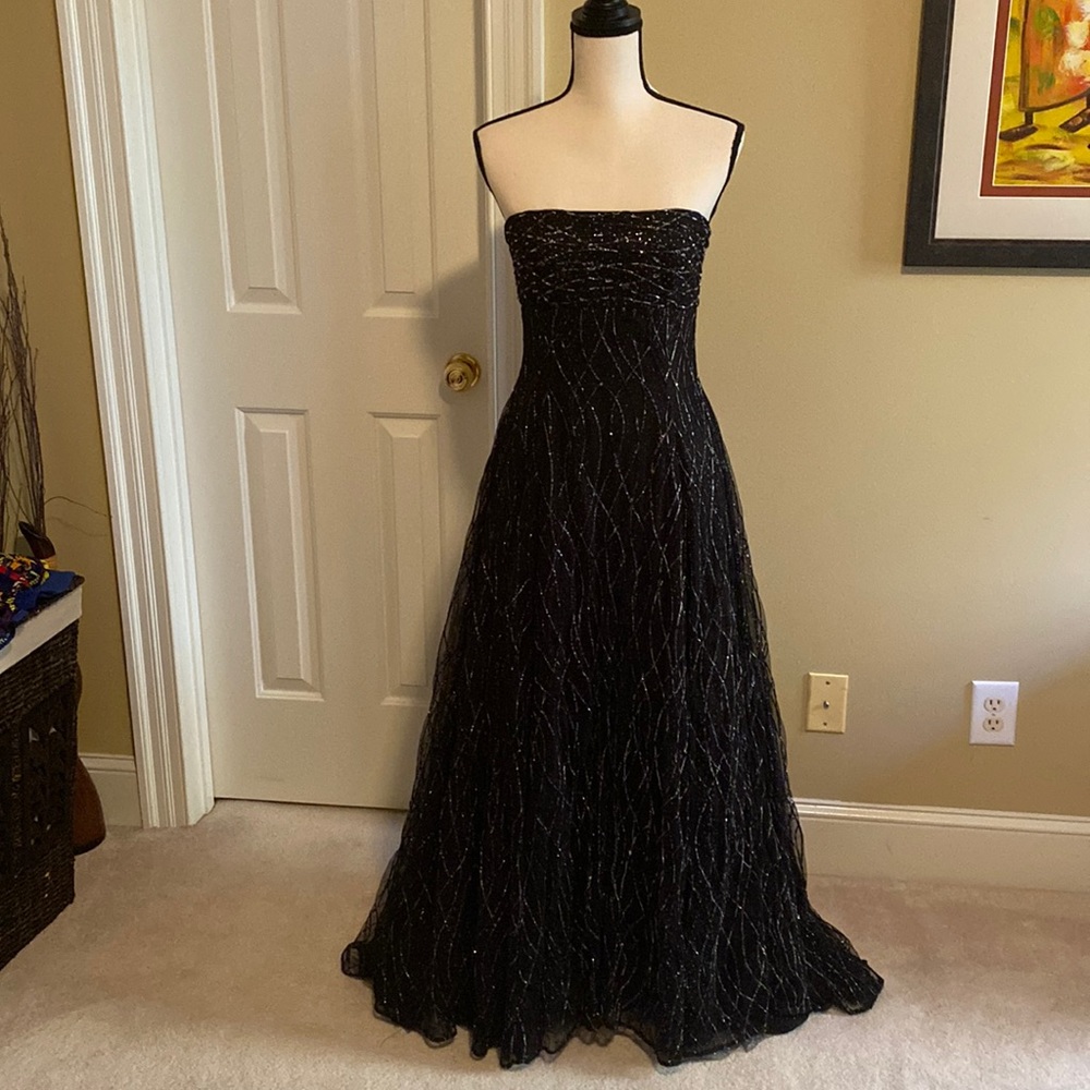 Vintage black Victor Costa ball gown with 2 layers of black & silver tulle. Sz 6